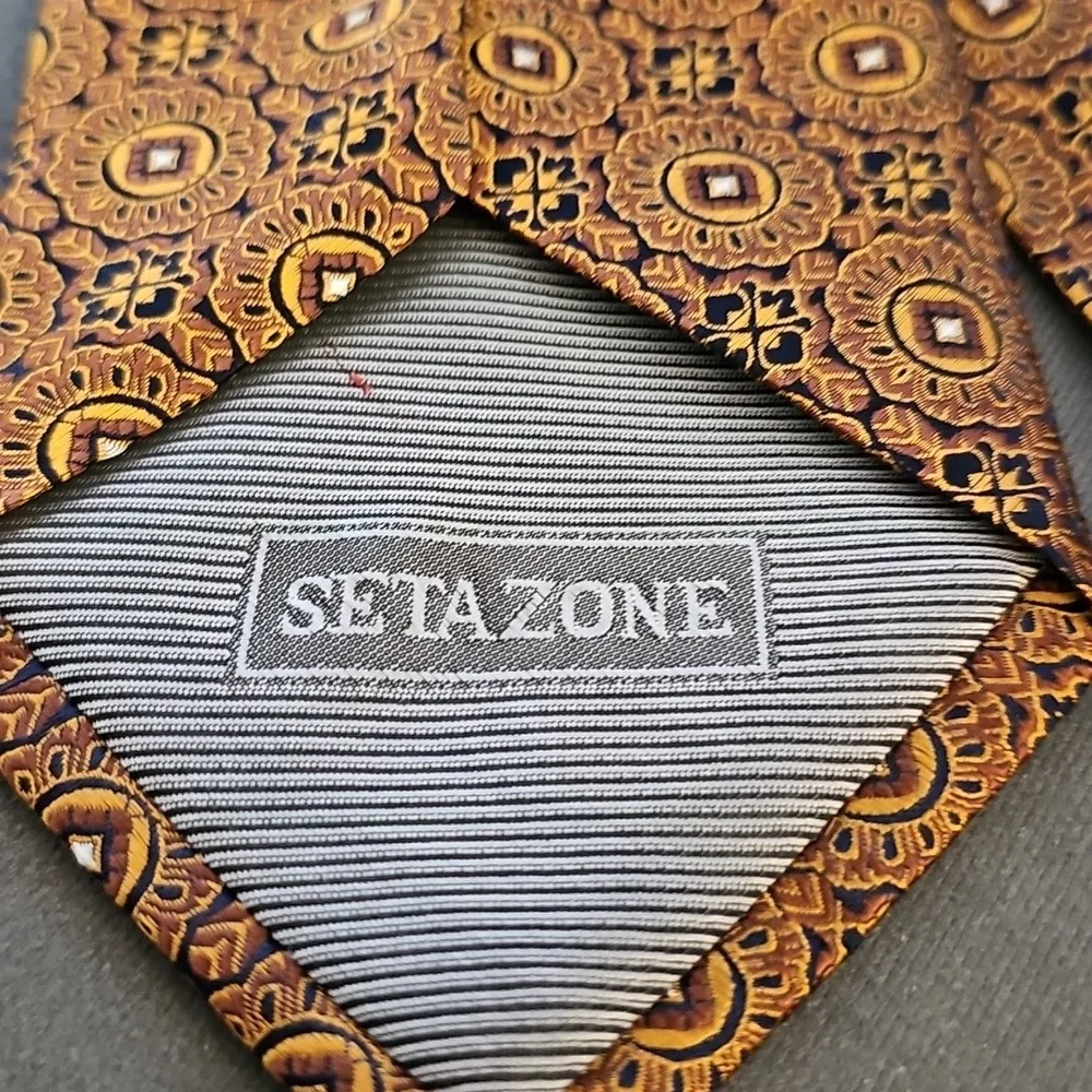 Elegant Gold And Black Patterned Men's Tie. By SETAZONE‎ 100% SILK.